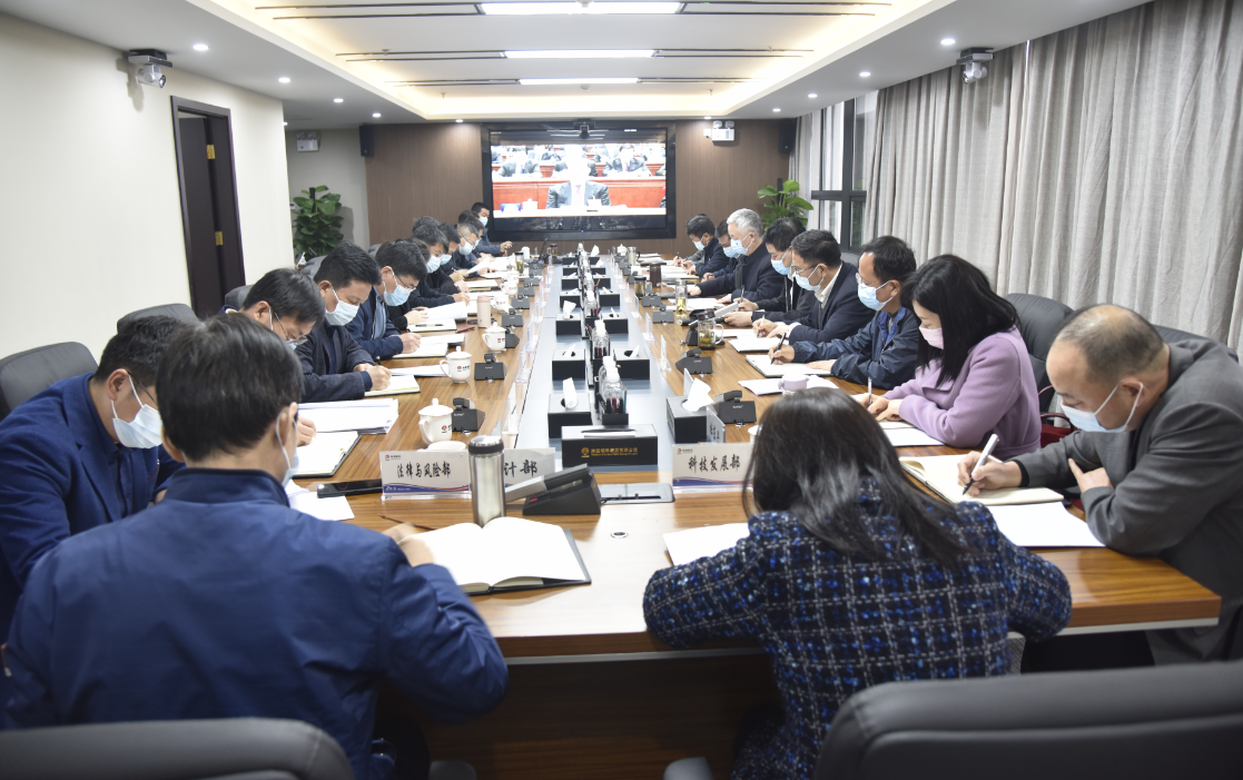 陕钢集团党委理论学习中心组（扩大）学习会上，杨海峰围绕“全国两会精神、习近平总书记重要讲话精神”讲党课