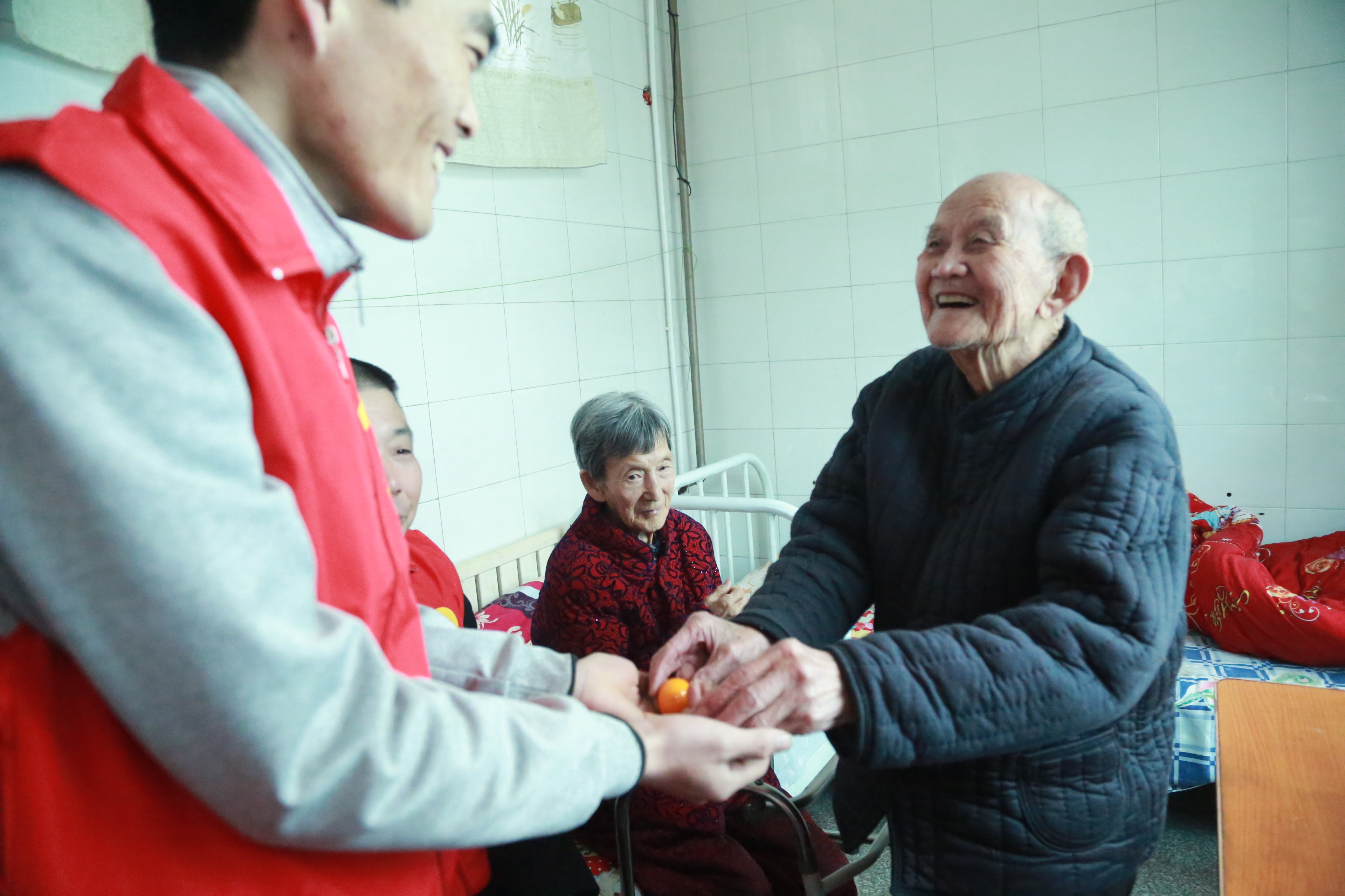 携手夕阳红，温暖老人心 —记龙钢公司炼铁厂团总支开展敬老院慰问活动