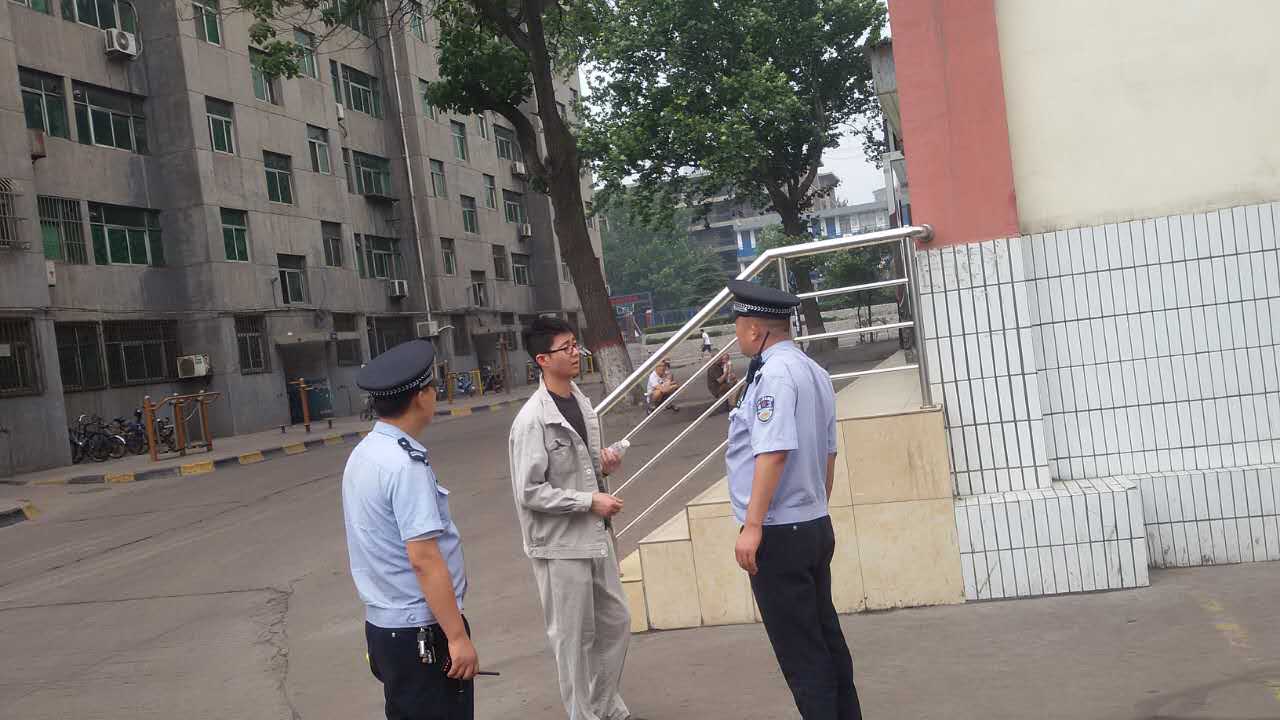 捡起小烟头  让文明成为一种习惯