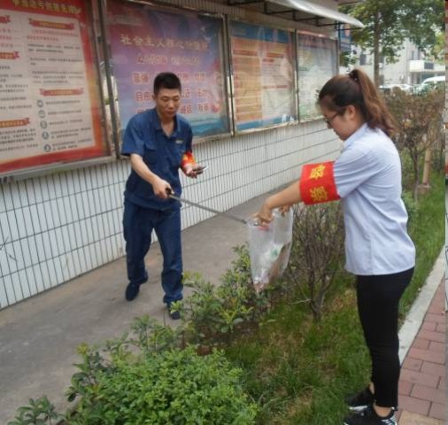 捡起小烟头  让文明成为一种习惯