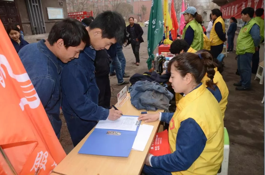 传承雷锋精神  争做文明职工 ——龙钢公司共青团系统雷锋月活动拉开序幕