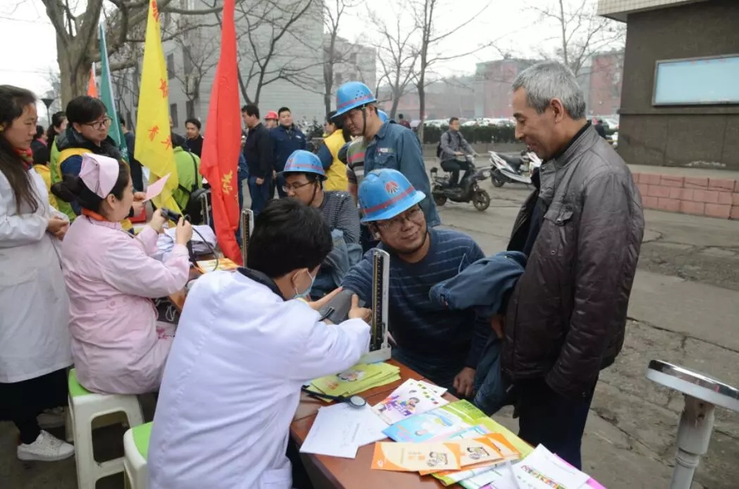 传承雷锋精神  争做文明职工 ——龙钢公司共青团系统雷锋月活动拉开序幕