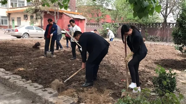 零距离服务社区居民——综合服务公司党总支开展党员义务服务周活动