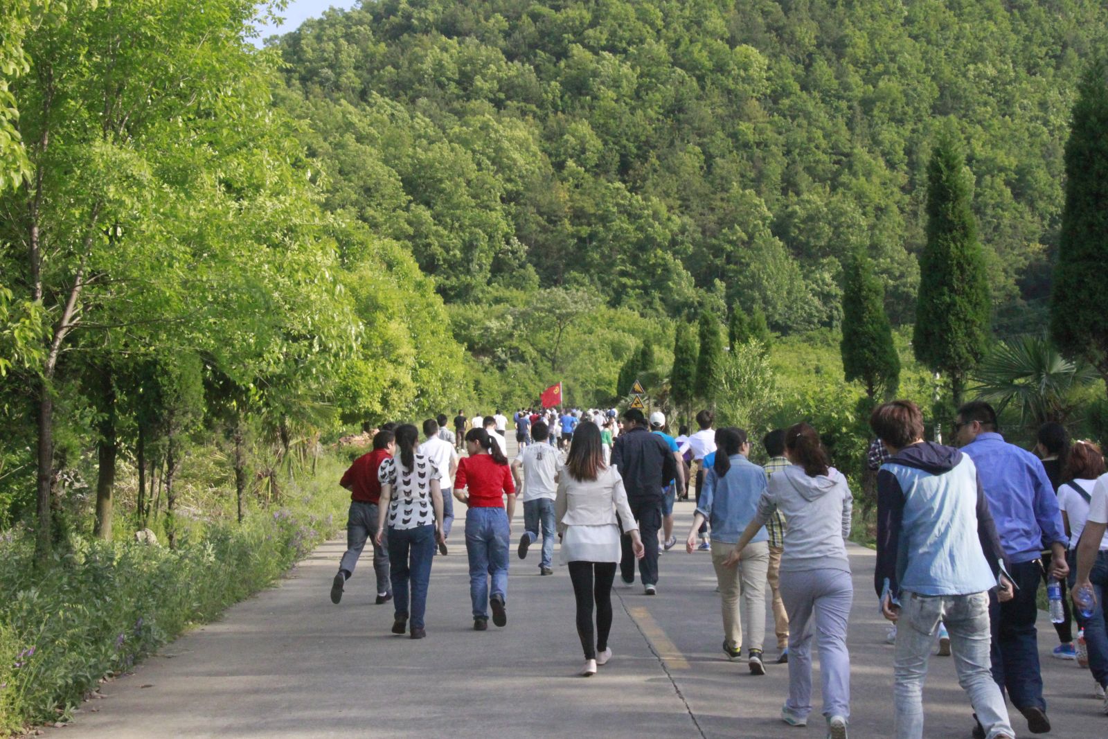 汉钢公司团委举行庆五四登山赛活动