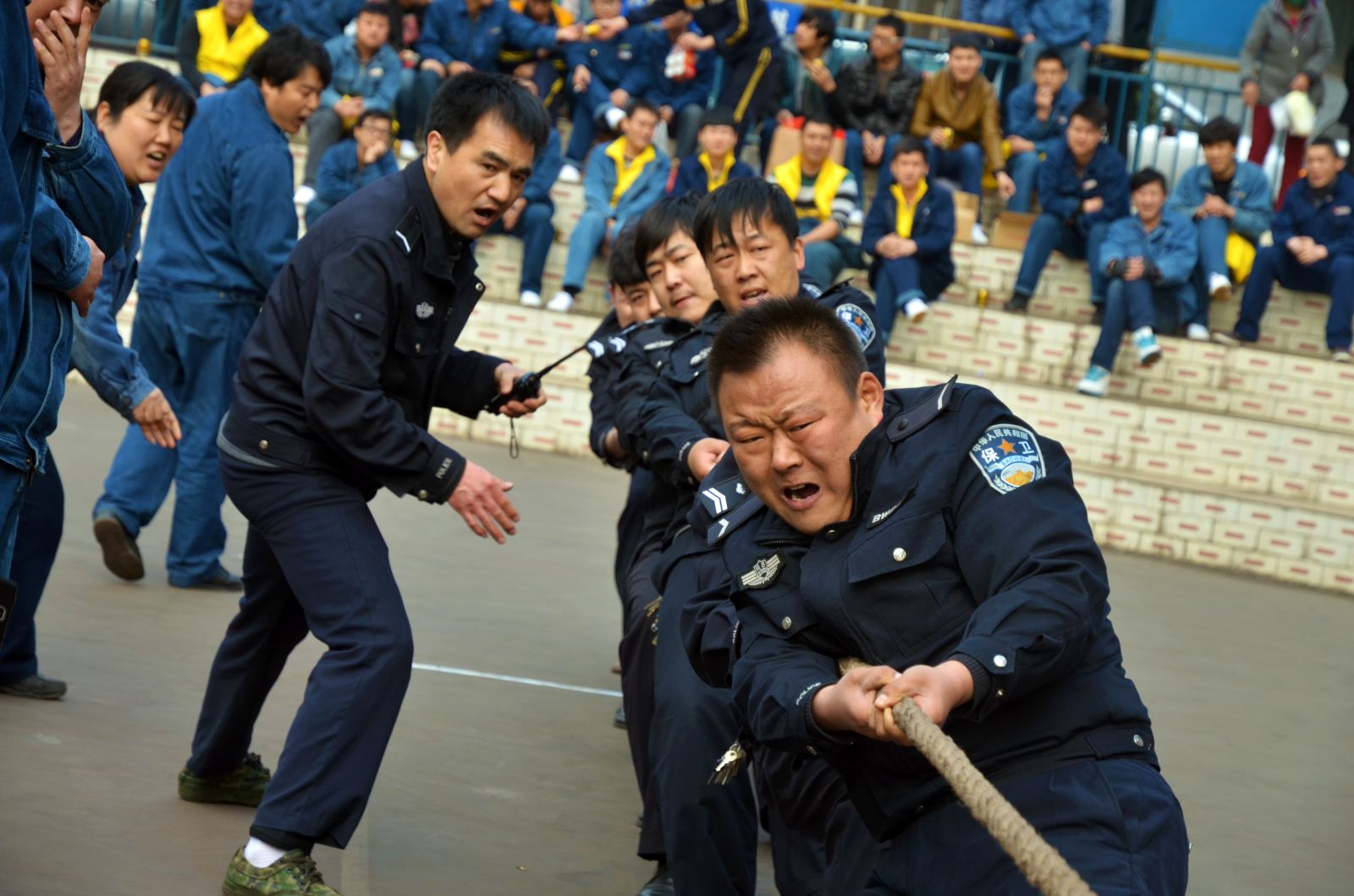 龙钢公司工会举办第二届职工运动会拔河项目暨参加全煤五运会600公斤级男子拔河选拔赛